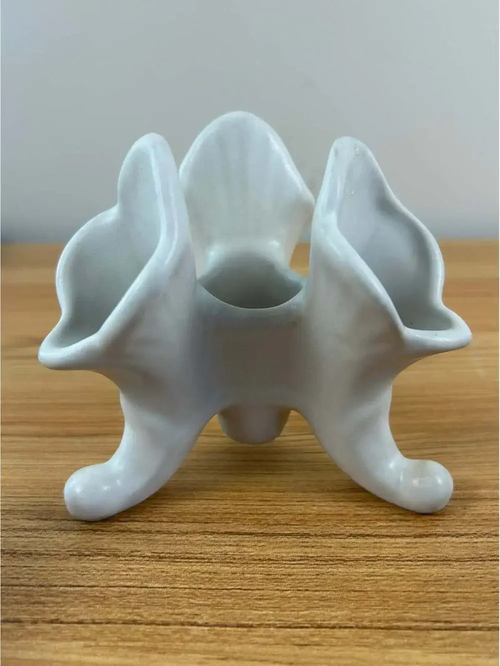VAN BRIGGLE POTTERY TRIPLE CORNUCOPIA VASE CANDLE HOLDER WHITE